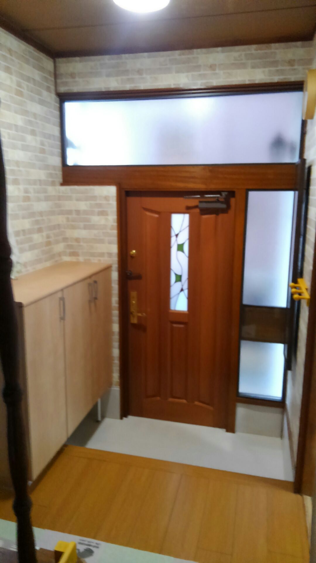玄関ドア廻り改修（玄関木製ドア交換／ガラス交換／クロス貼替え／床長尺シート／玄関外壁セラミック塗装／玄関収納交換）の写真