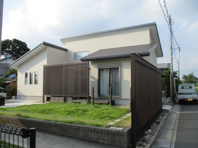 外壁クリヤー塗装（シーリング打ち替え含む）／屋根重ね葺き（ガルバリウム鋼板）／付帯部塗装（雨樋・破風・水切り）の写真