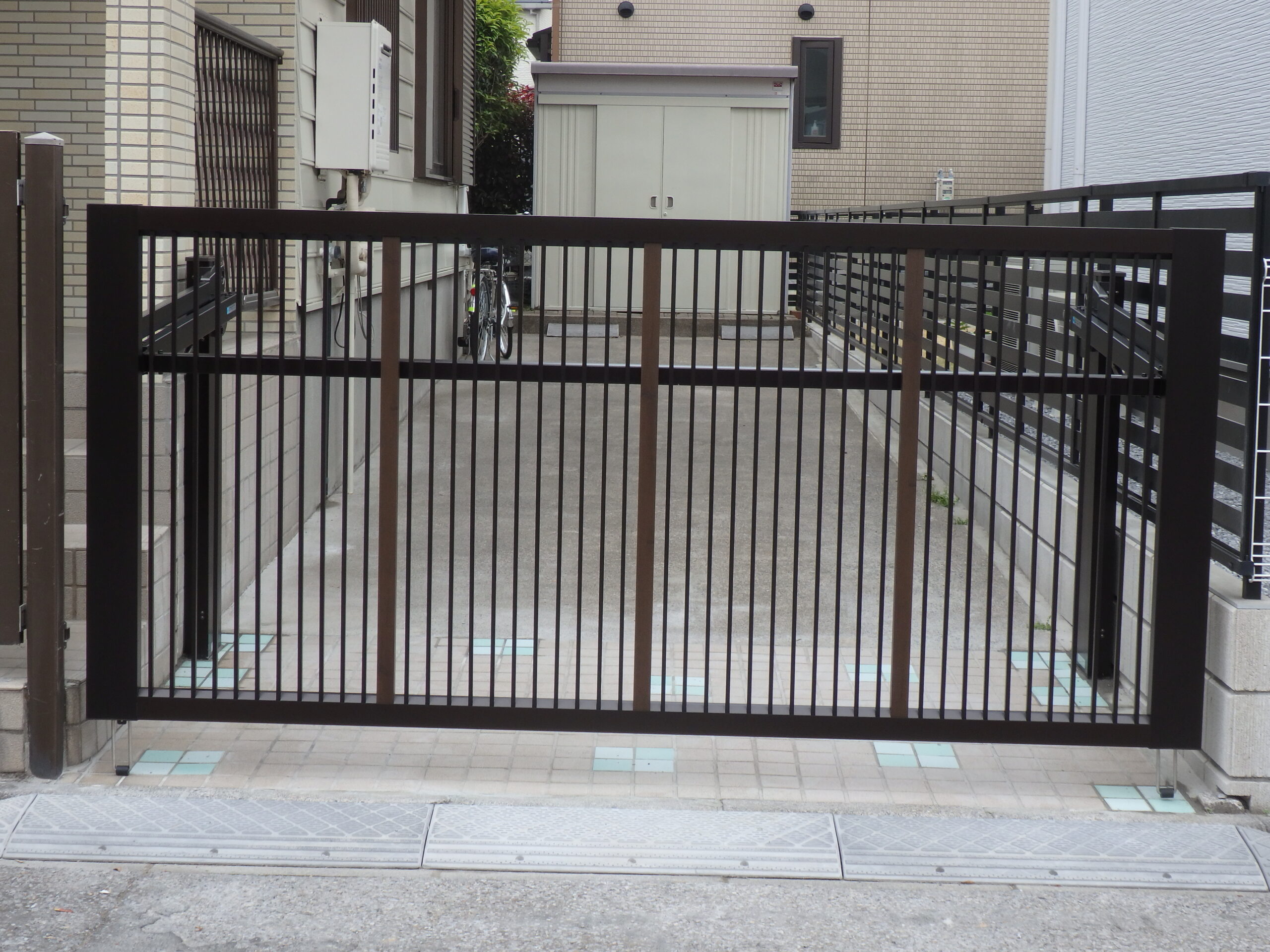 門扉交換工事（跳ね上げ門扉）／タイル部分補修の写真