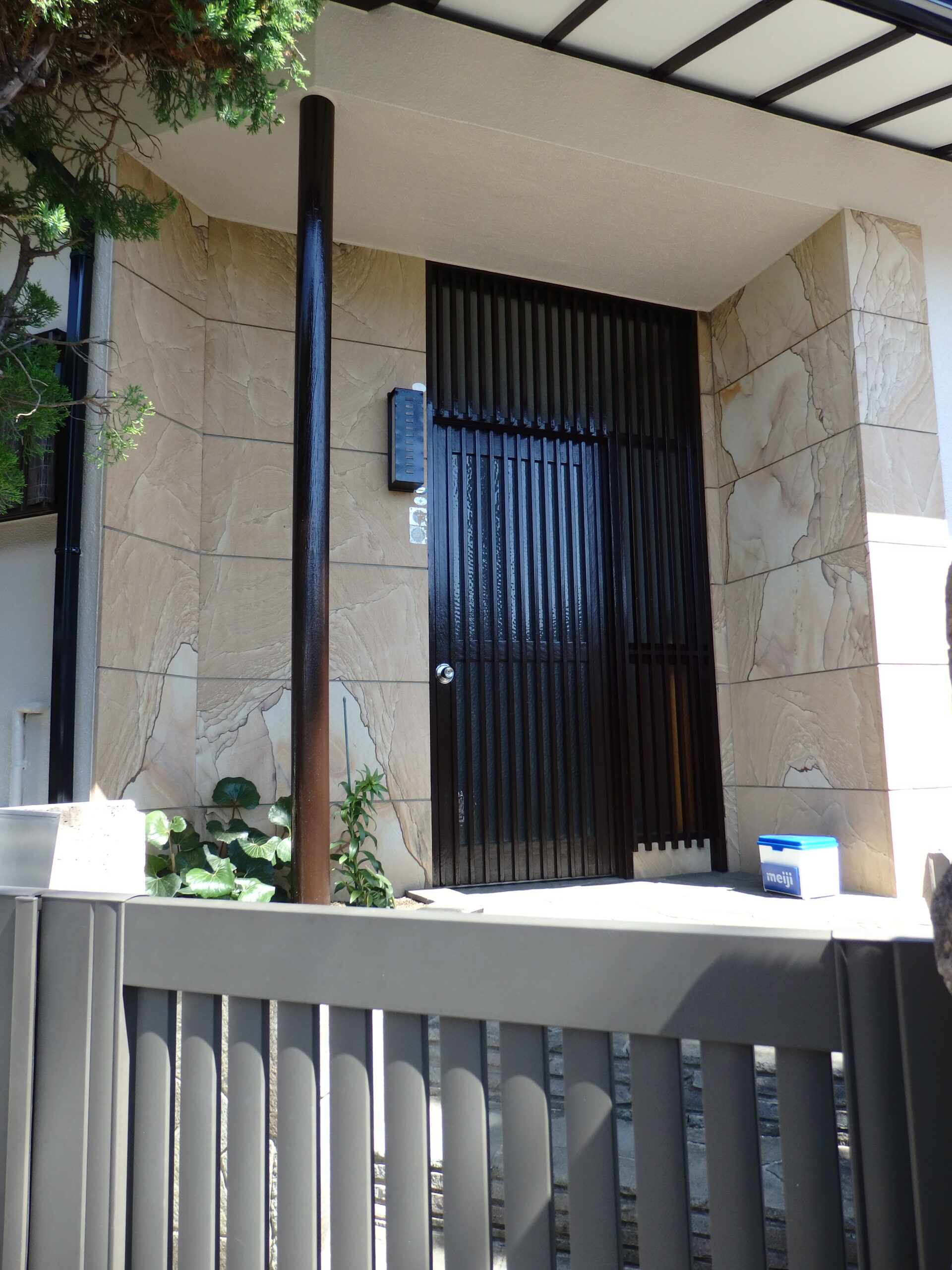 屋根上葺き工事（カバー工法）・外壁塗装工事／母屋／小口板金巻工事の写真